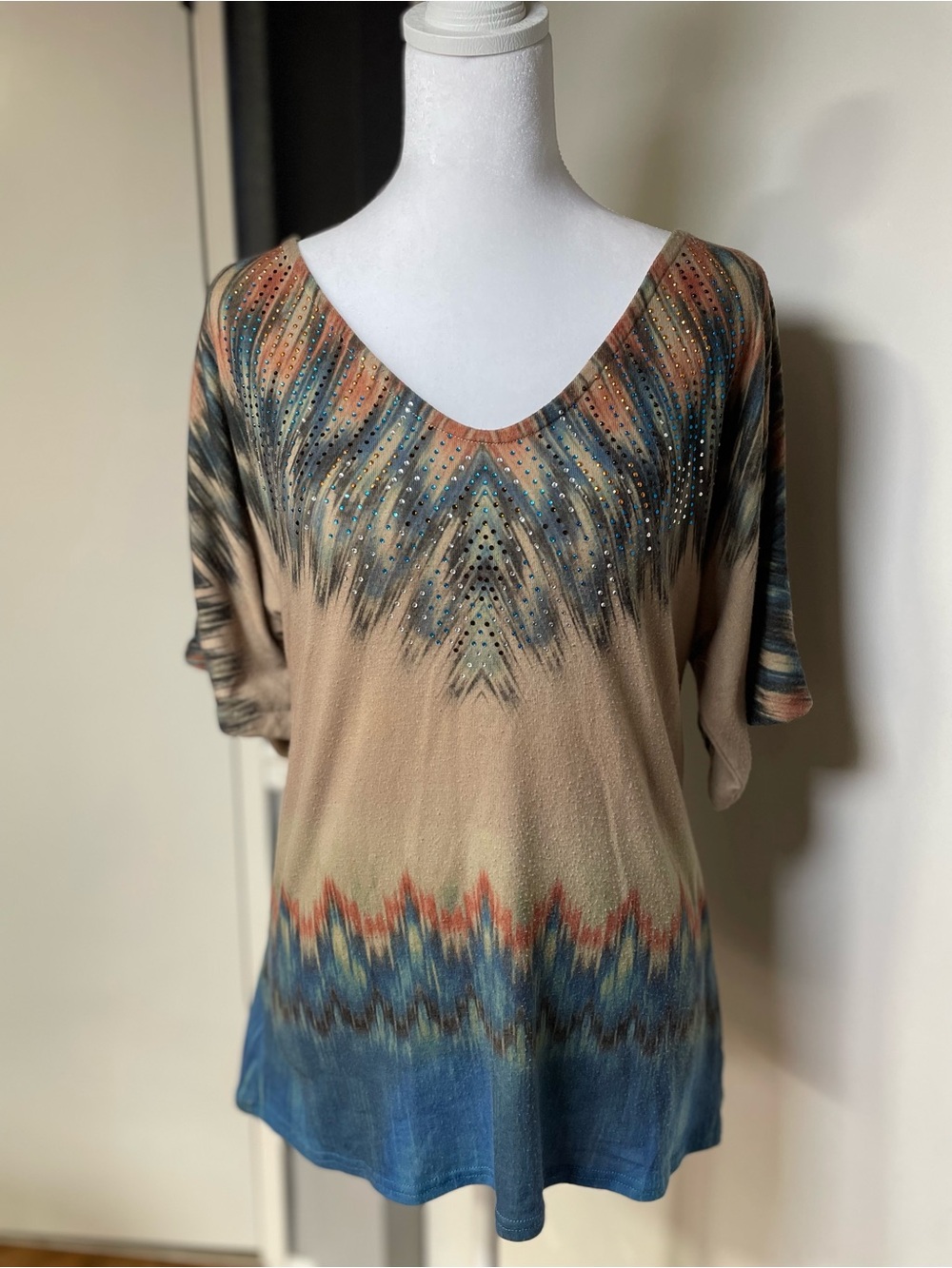 Midnight Velvet Beige Ombre V-Neck Top with Blue and Rust Accents